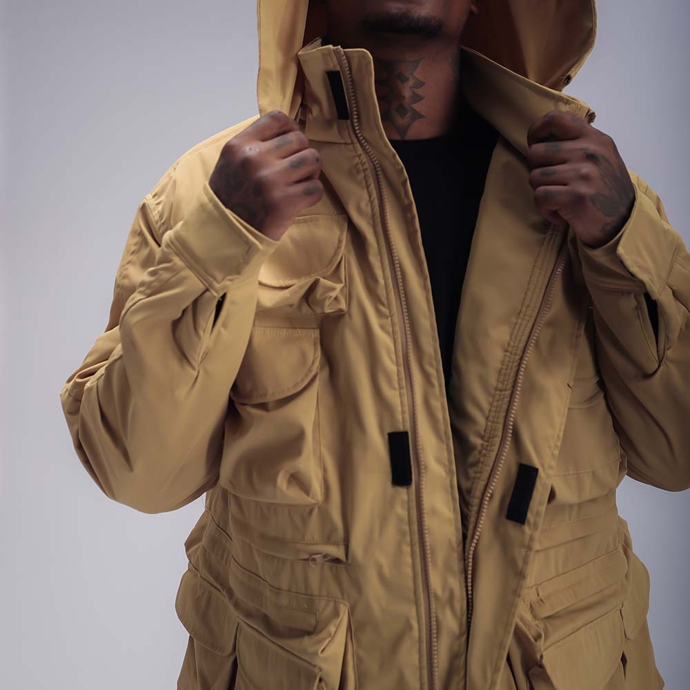 Funktioneller Arbeitsmantel mit mehreren Taschen und lockerem, warmem Stehkragen