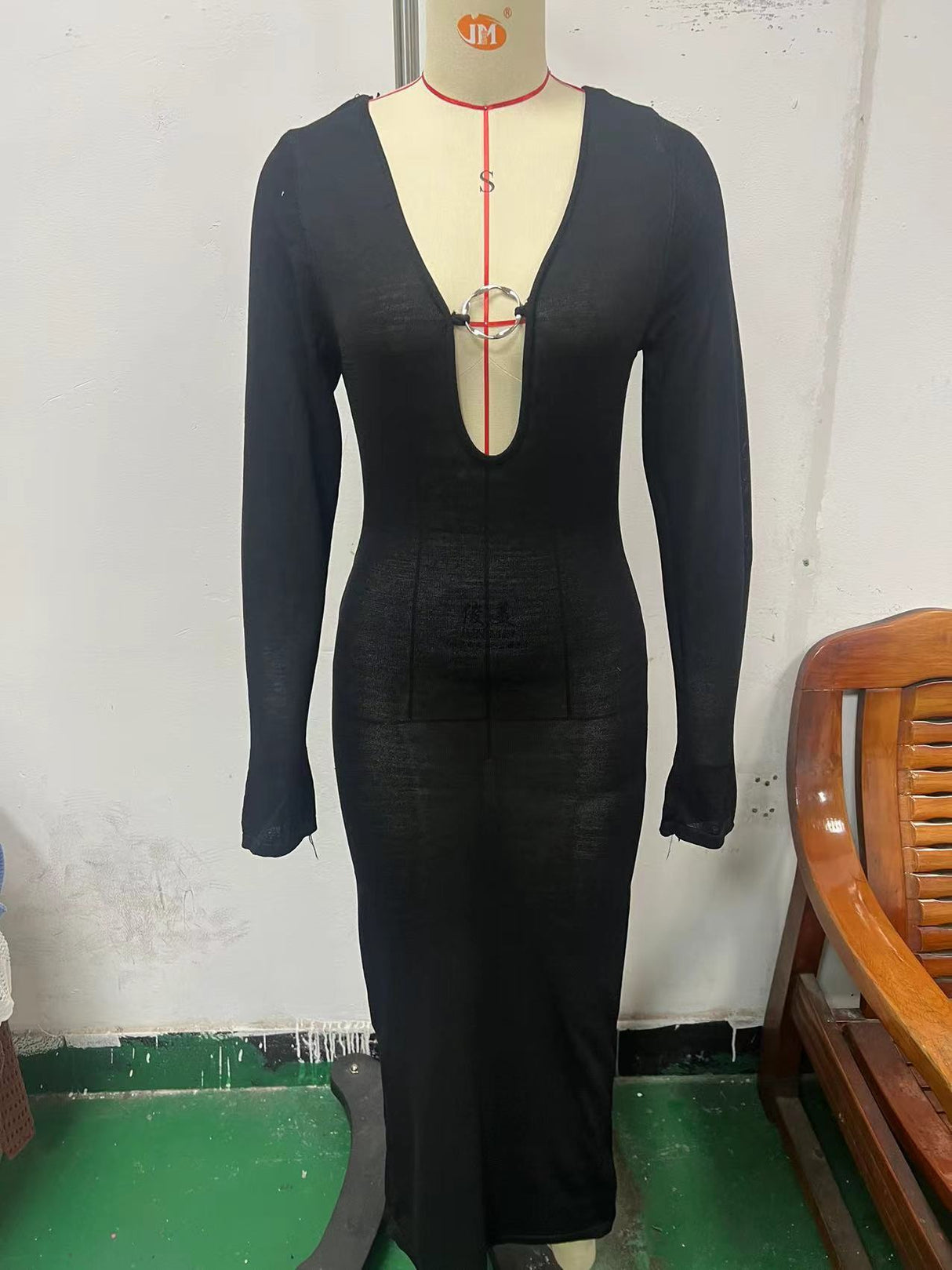 Vestido de punto con escote en V, manga larga, espalda descubierta y aro largo