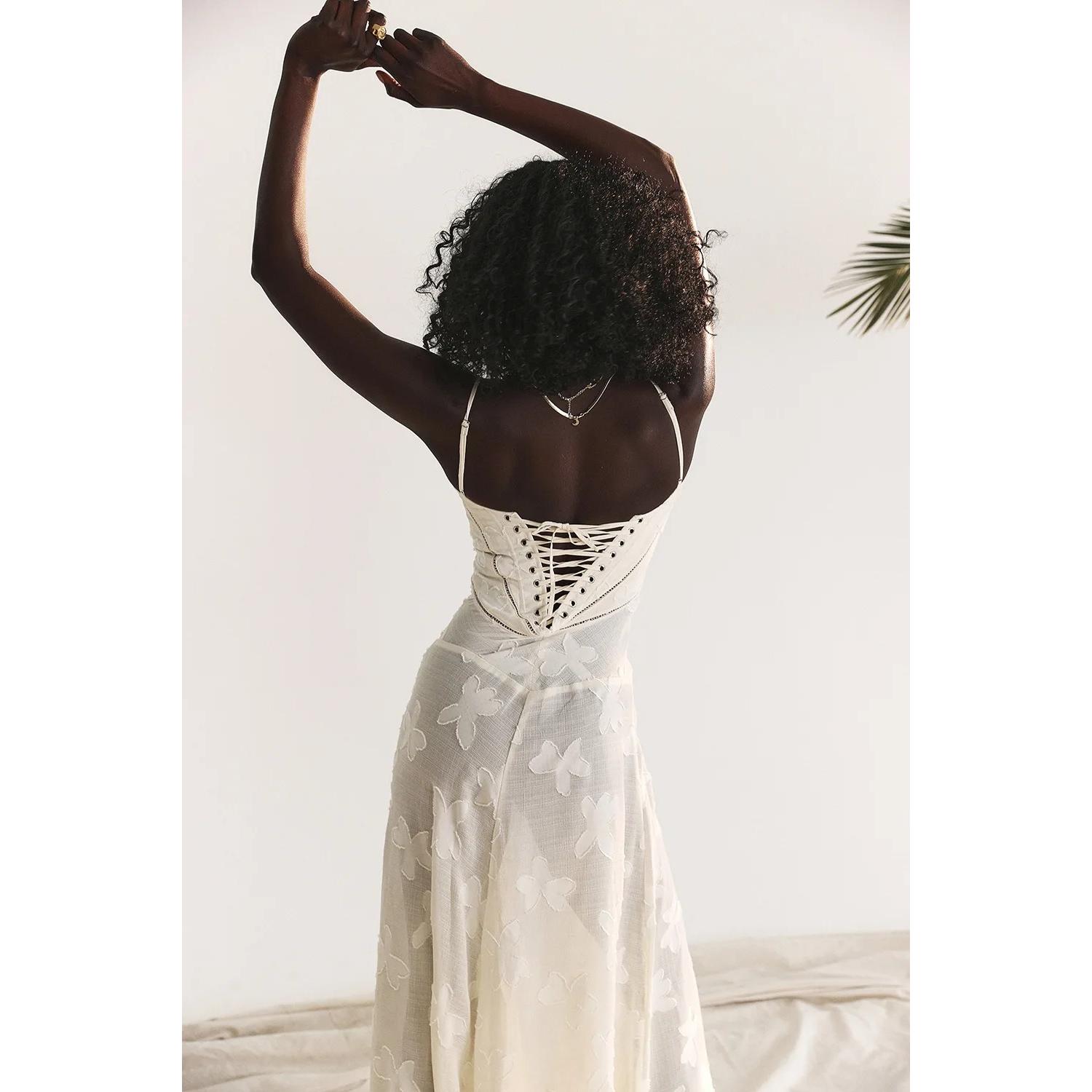 Elegante vestido midi con corsé en color beige con jacquard floral y espalda con cordones