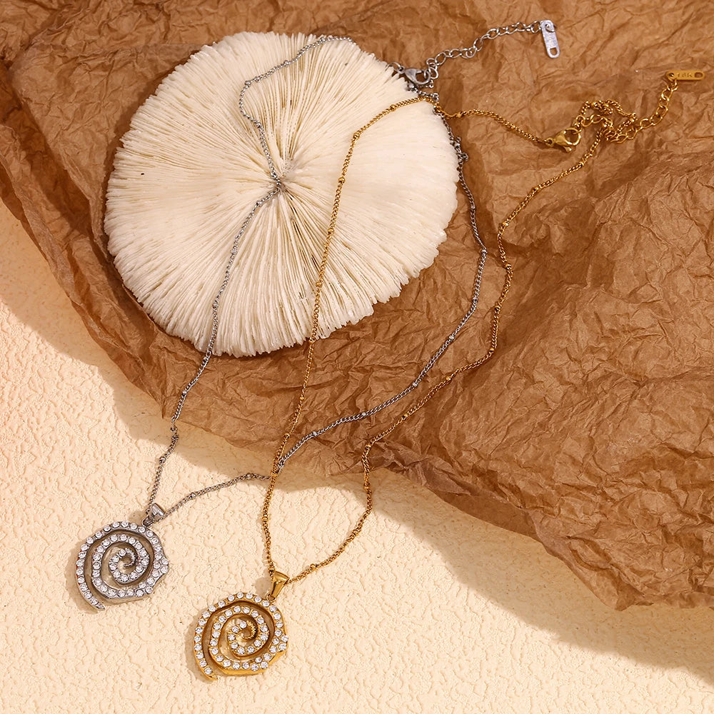 Elegante collar con colgante en espiral de acero inoxidable bañado en oro de 18 quilates