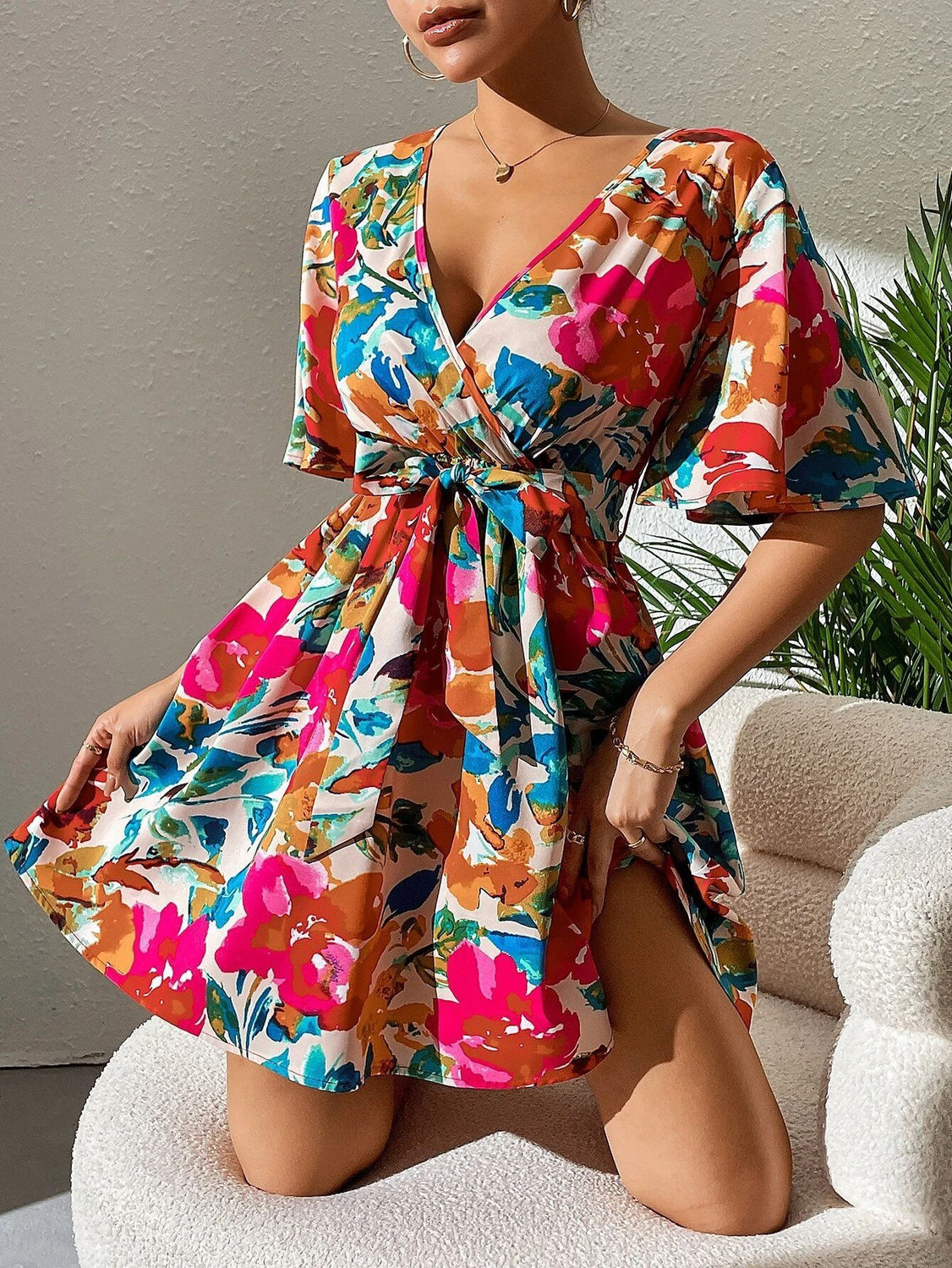 Vestido de mujer con cinturón y cuello cruzado y estampado floral