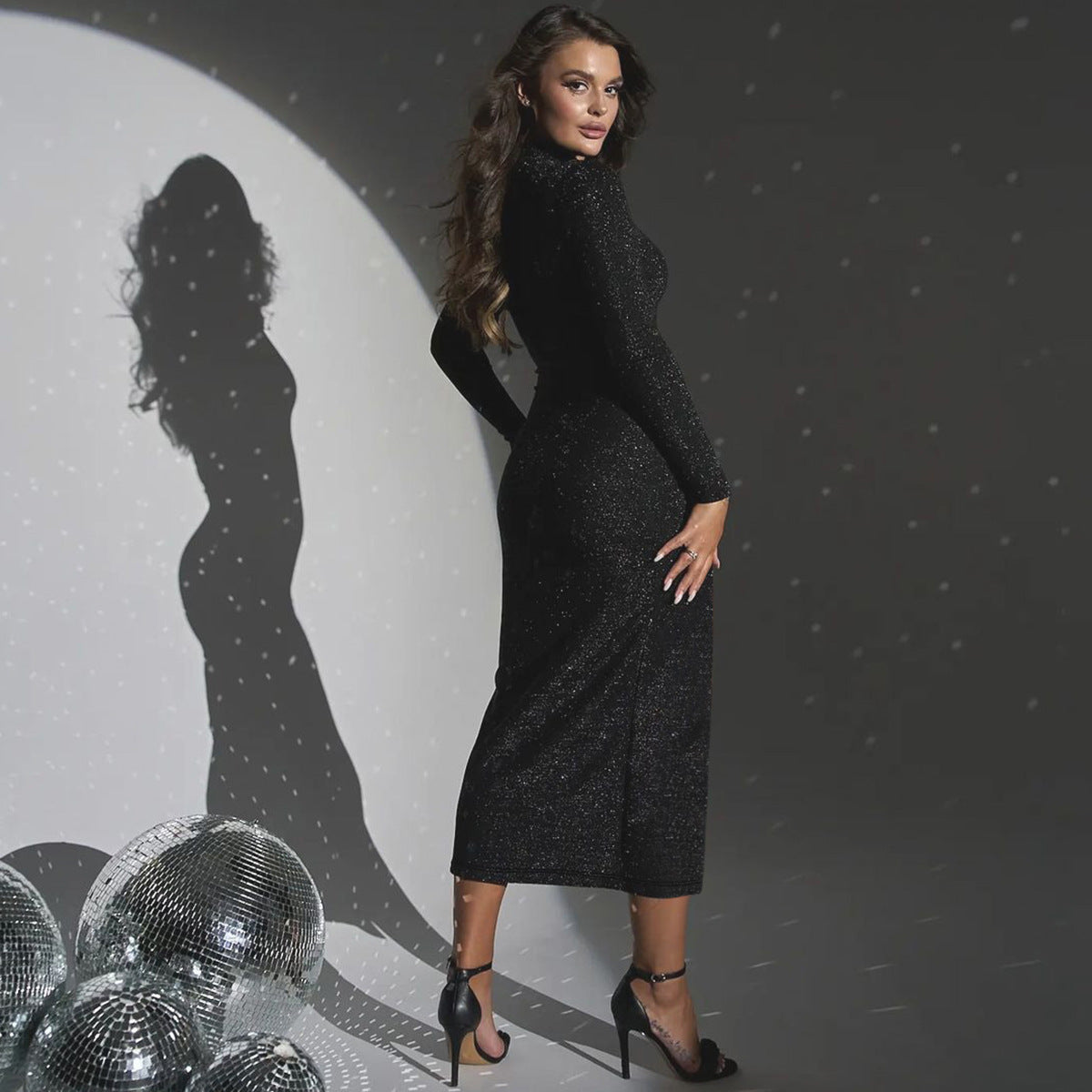 Vestido ajustado de cuello redondo con abertura en color brillante