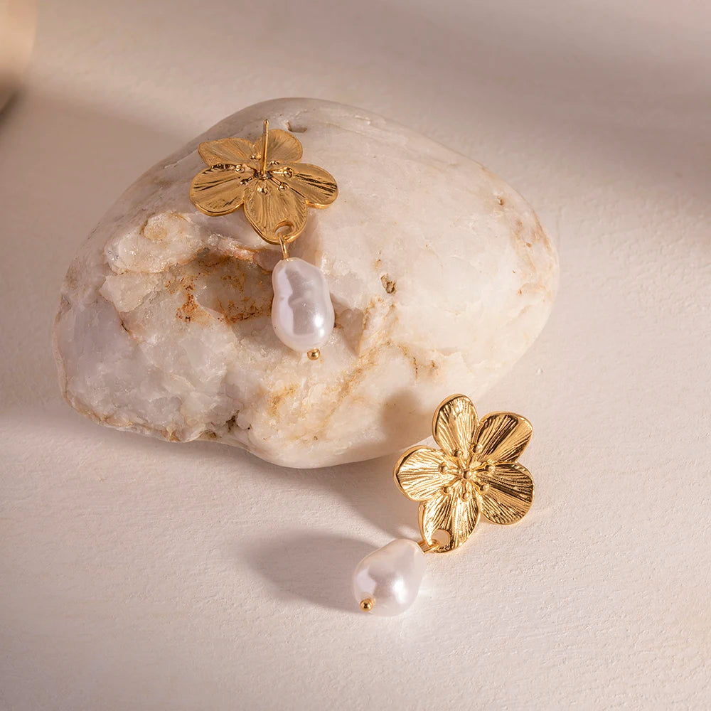Pendientes colgantes de perlas florales de acero inoxidable chapado en oro de 18 quilates de lujo