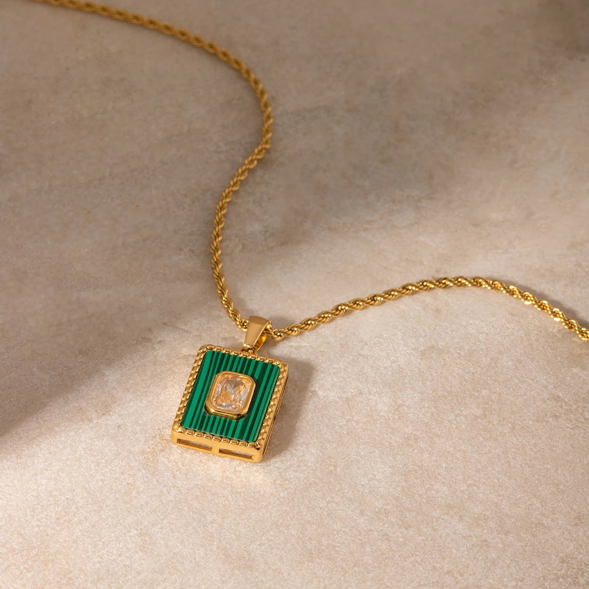 Collar con colgante de malaquita y circonita blanca cuadrada bañado en oro de 18 quilates para mujer