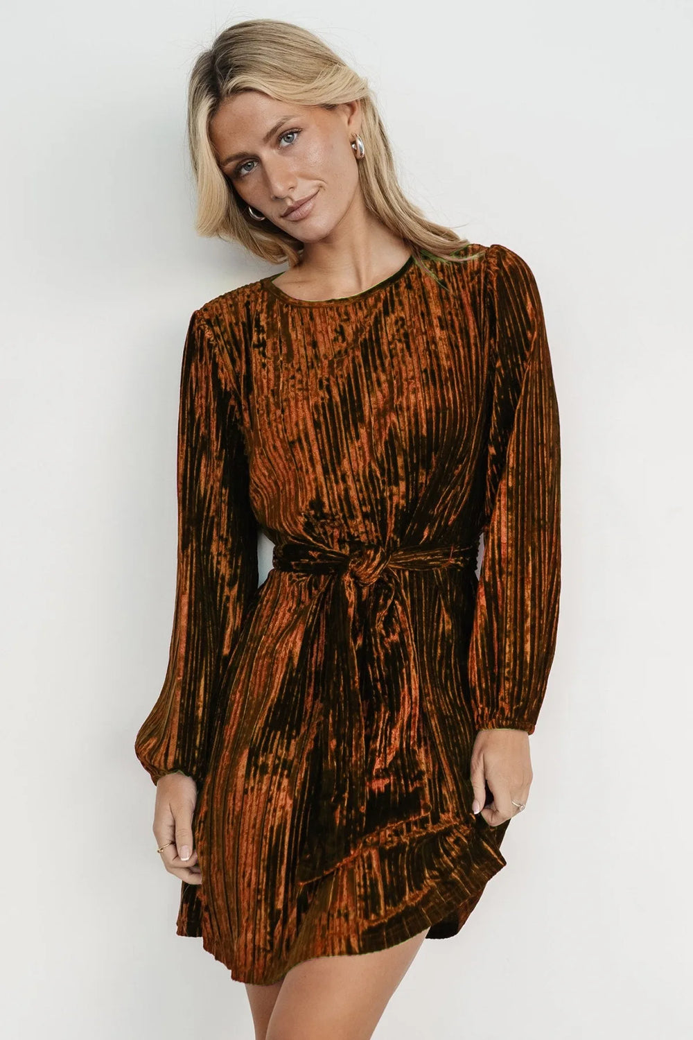 Elegante vestido de terciopelo de manga larga