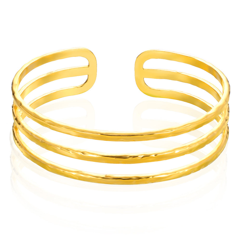 Elegante pulsera de acero inoxidable con múltiples capas de oro