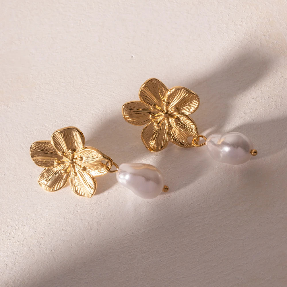 Pendientes colgantes de perlas florales de acero inoxidable chapado en oro de 18 quilates de lujo