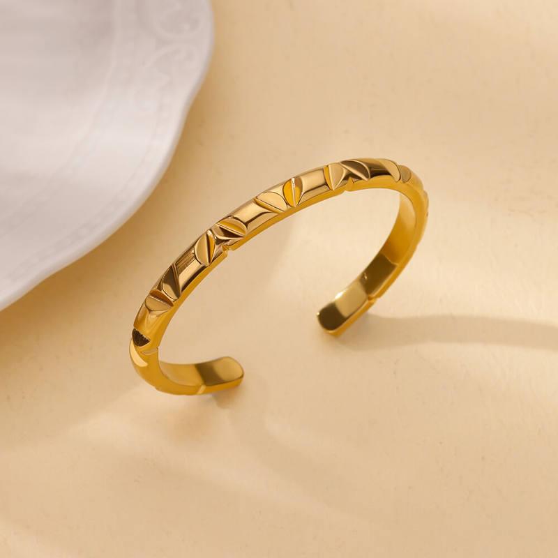 Handgefertigtes geometrisches Manschettenarmband aus goldfarbenem Edelstahl