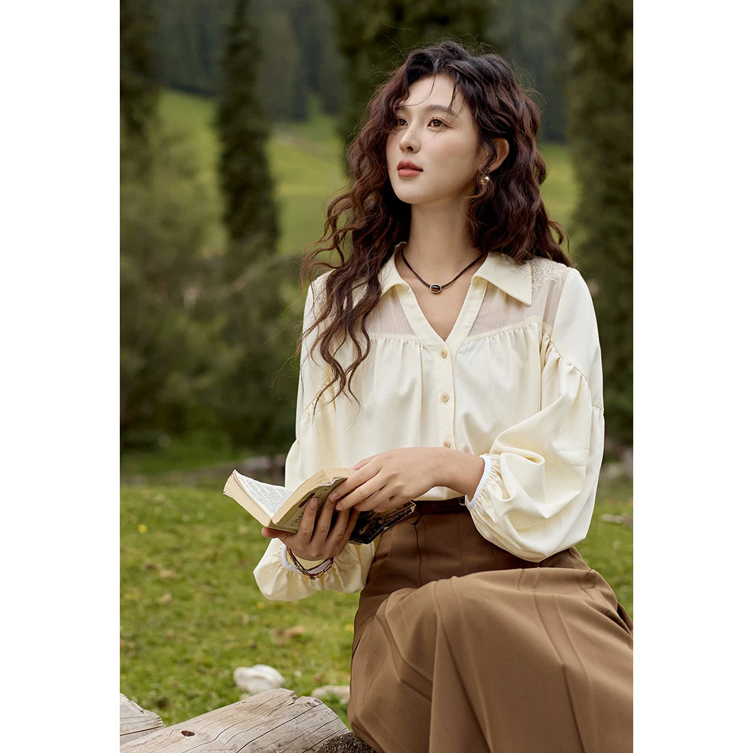 Camisa de gasa con cuello en V y mangas abullonadas bordadas para mujer