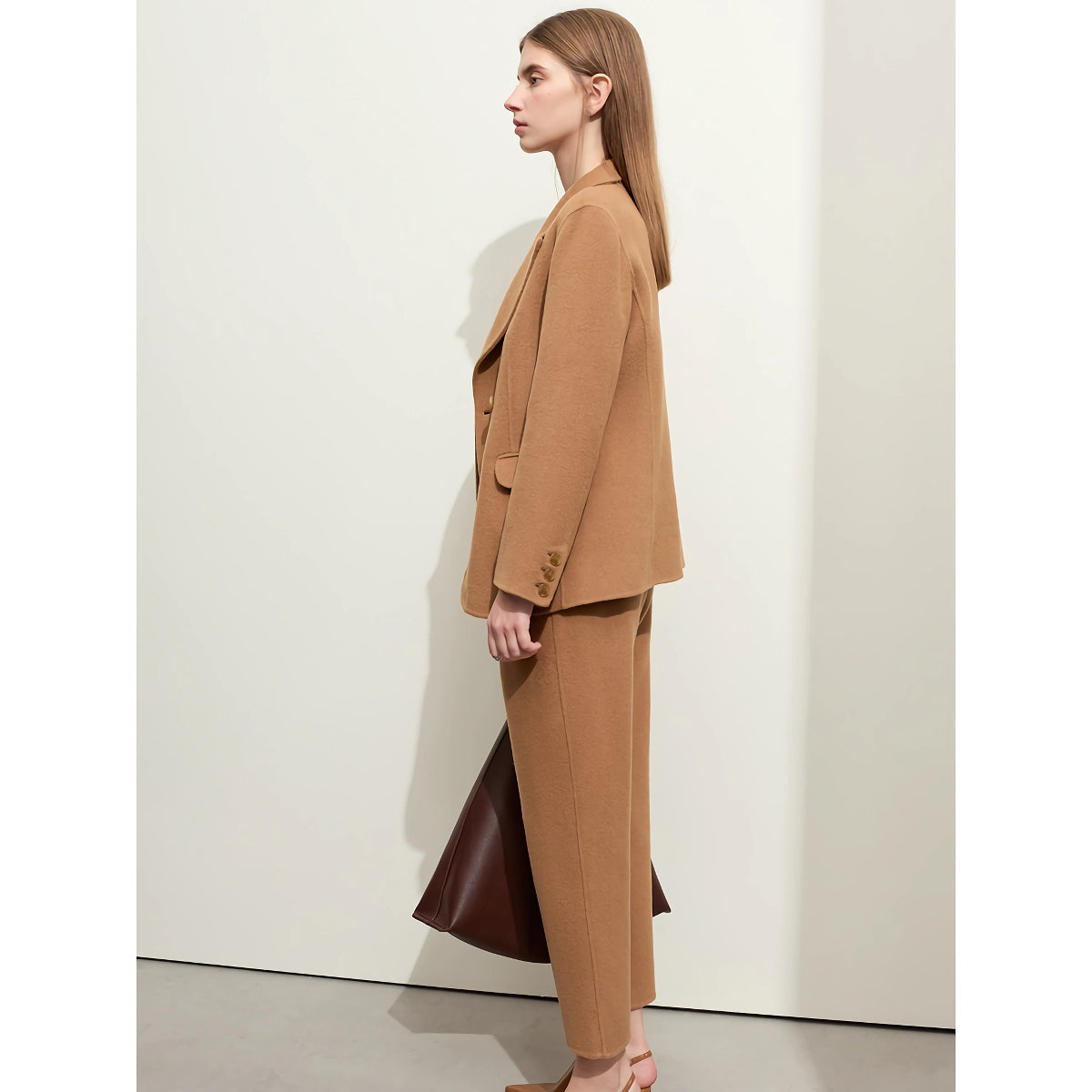 Conjunto minimalista de abrigo de lana y pantalón informal para mujer