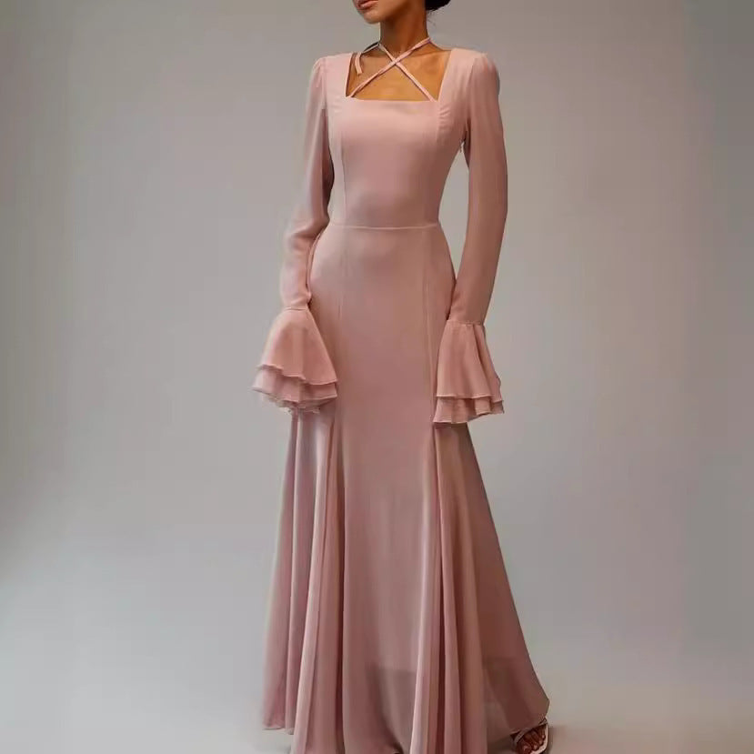 Vestido de otoño con cuello cuadrado y mangas acampanadas