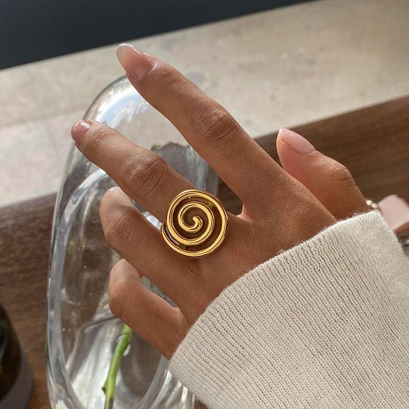 Anillo de acero inoxidable resistente al agua con diseño en espiral bañado en oro de 18 quilates