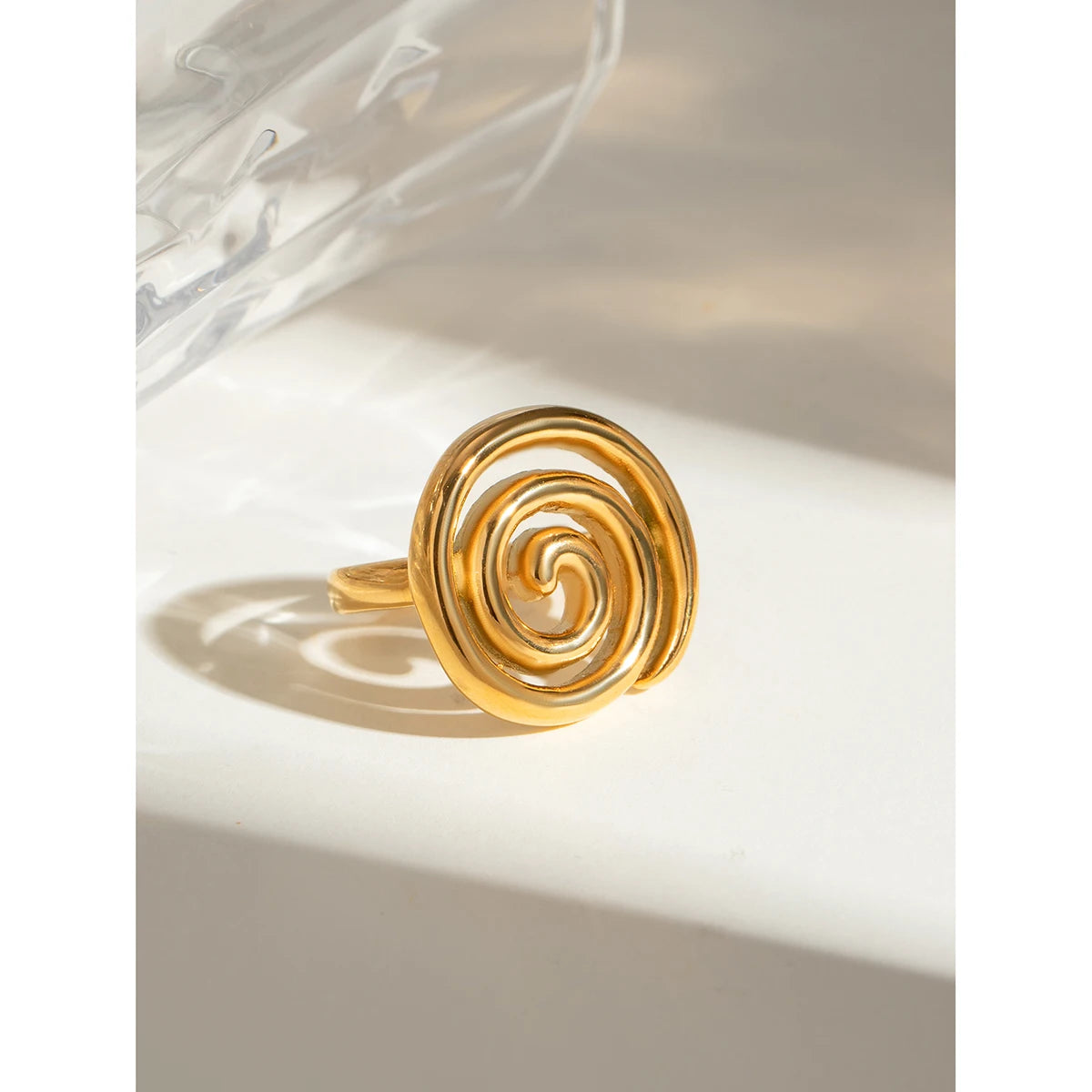 Anillo de acero inoxidable resistente al agua con diseño en espiral bañado en oro de 18 quilates