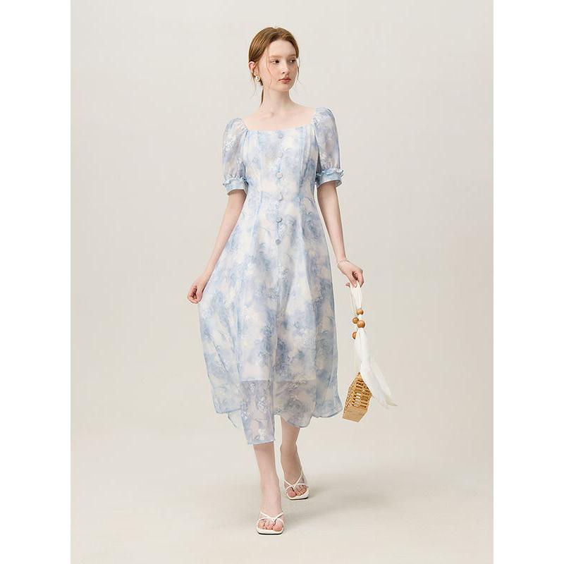 Elegancia veraniega: vestido floral azul a media pierna para mujer