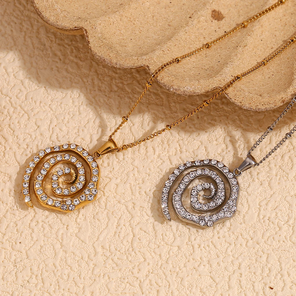 Elegante collar con colgante en espiral de acero inoxidable bañado en oro de 18 quilates