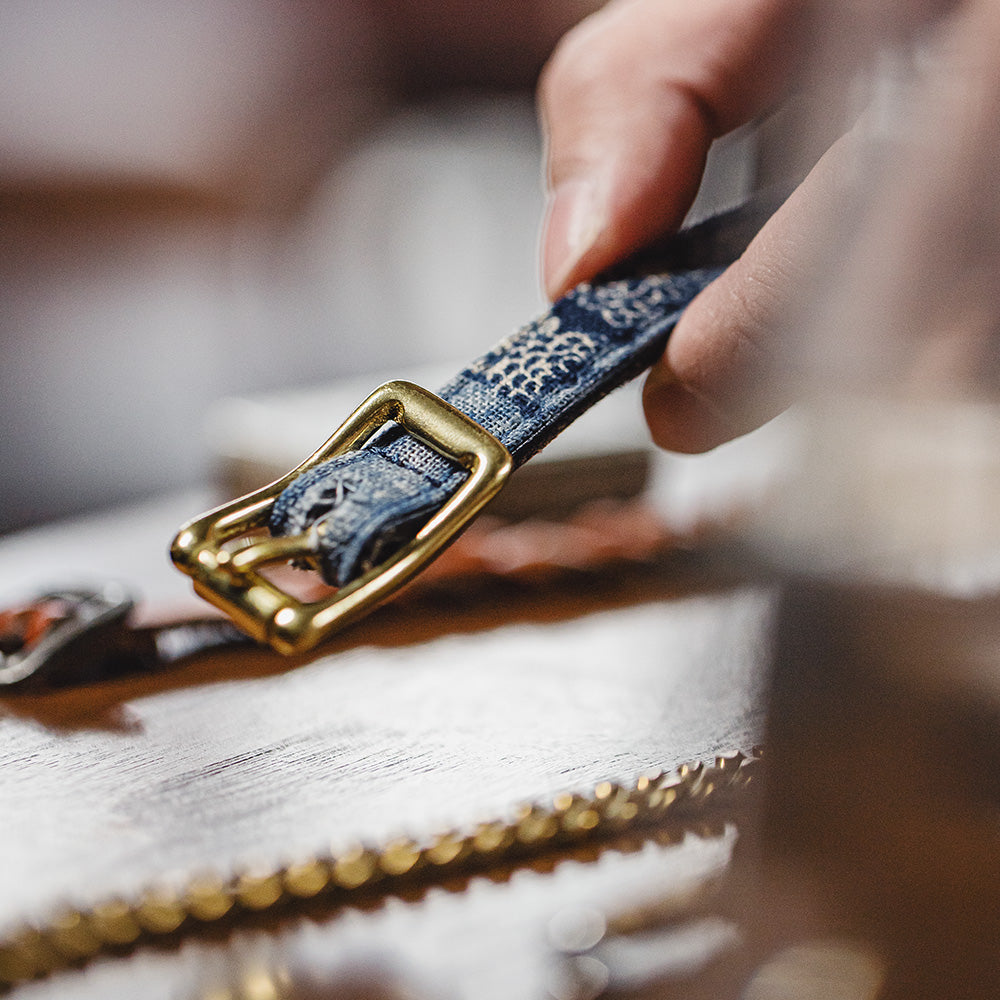Pulsera de cuero vintage con parches y hebilla de latón: brazalete unisex ajustable