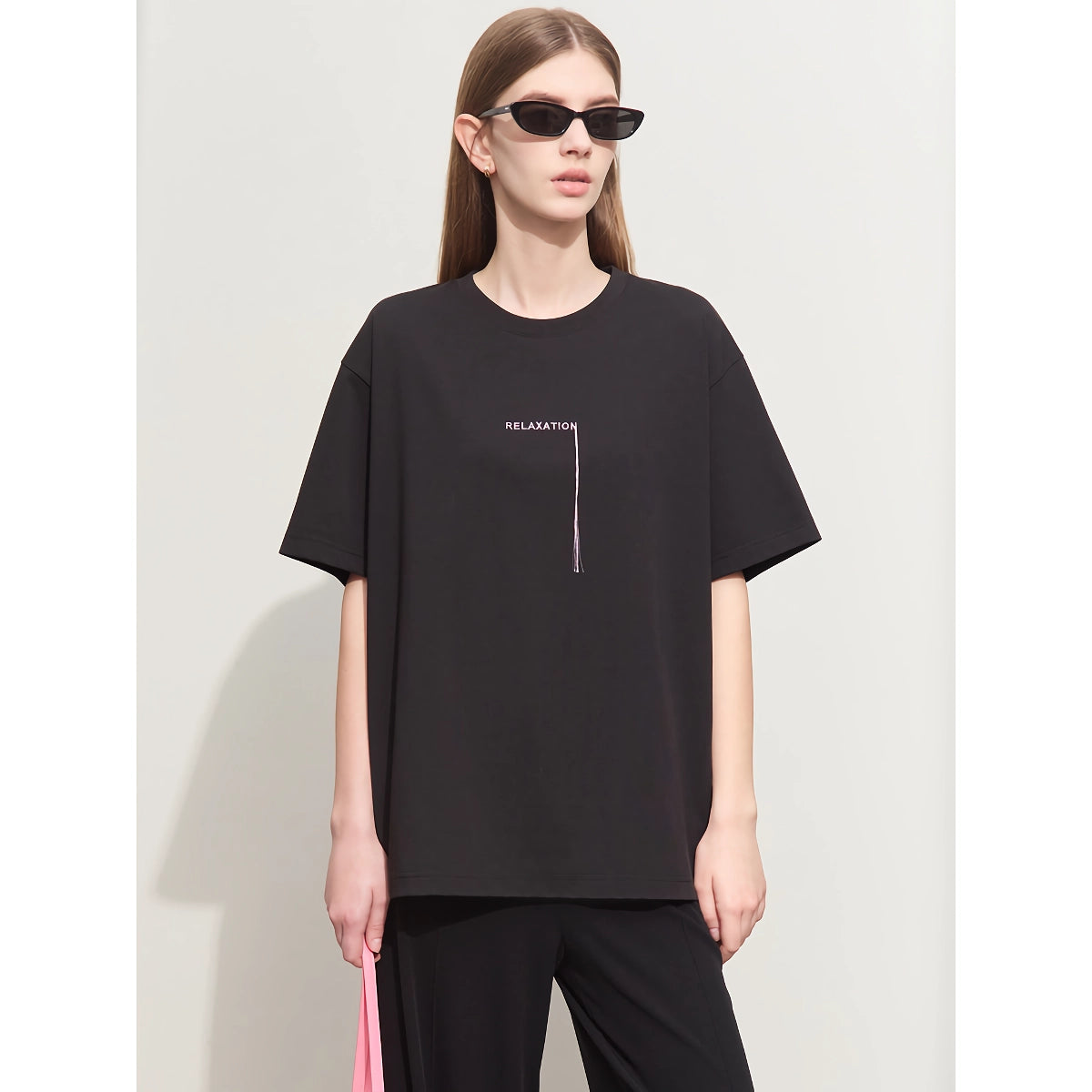 Minimalistisches Damen-T-Shirt mit Quastenstickerei