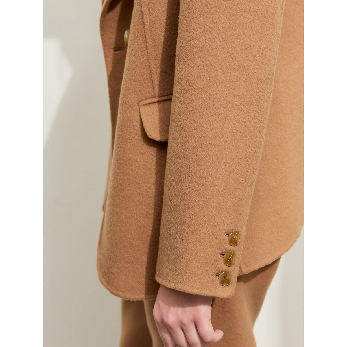 Conjunto minimalista de abrigo de lana y pantalón informal para mujer