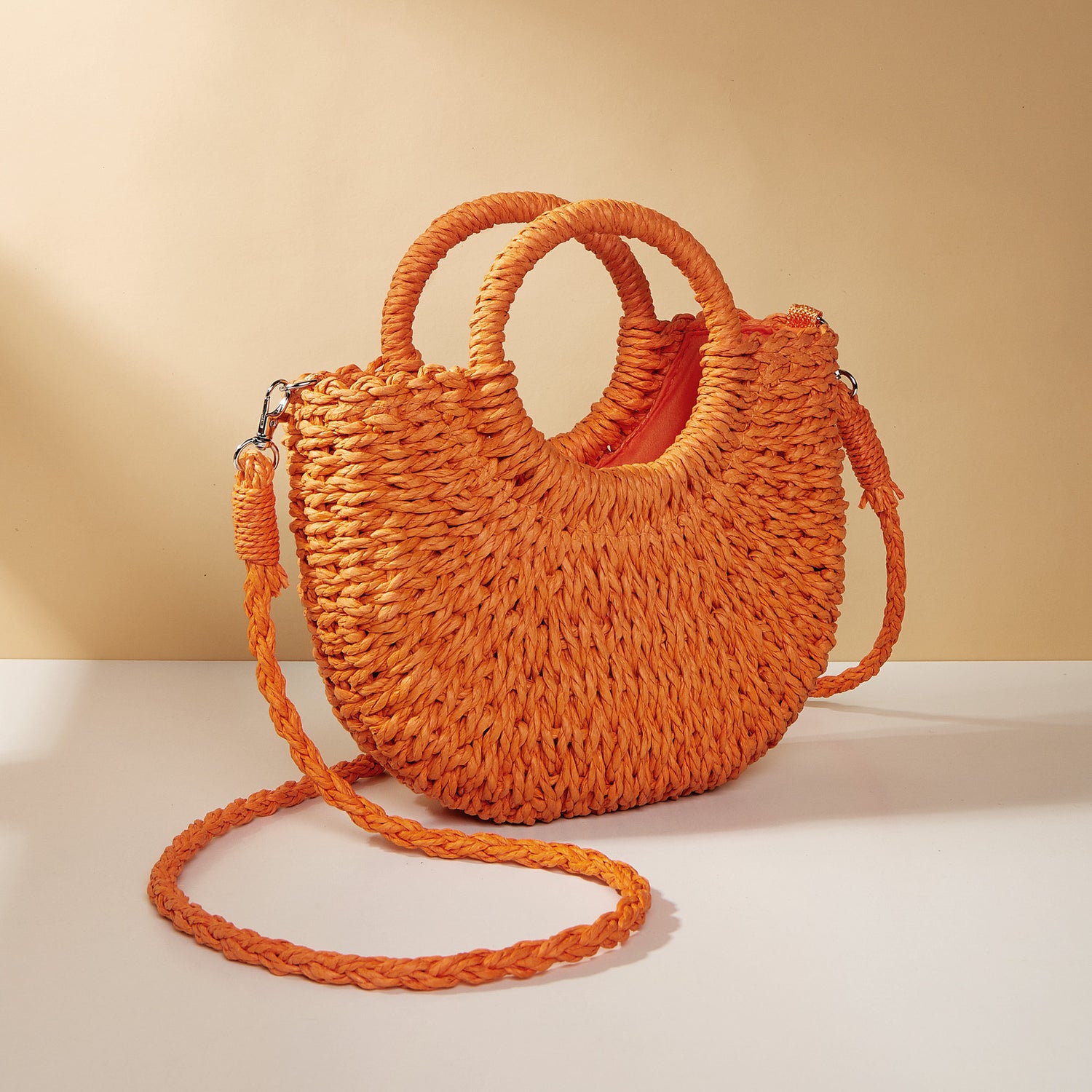 Bolso de playa para mujer tejido en paja con forma de media luna