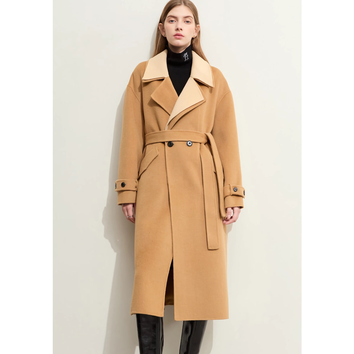 Abrigo de lana minimalista para mujer con costuras en contraste