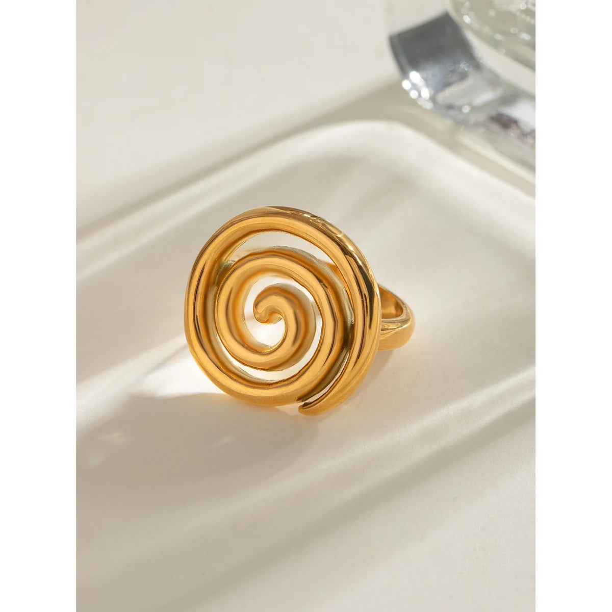 Anillo de acero inoxidable resistente al agua con diseño en espiral bañado en oro de 18 quilates