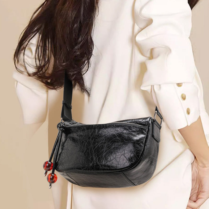 Bolso bandolera de piel suave con textura plisada y elegante para mujer