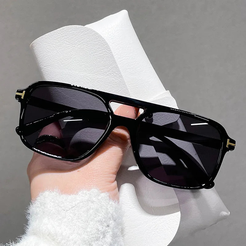 Gafas de sol de moda con remaches cuadrados