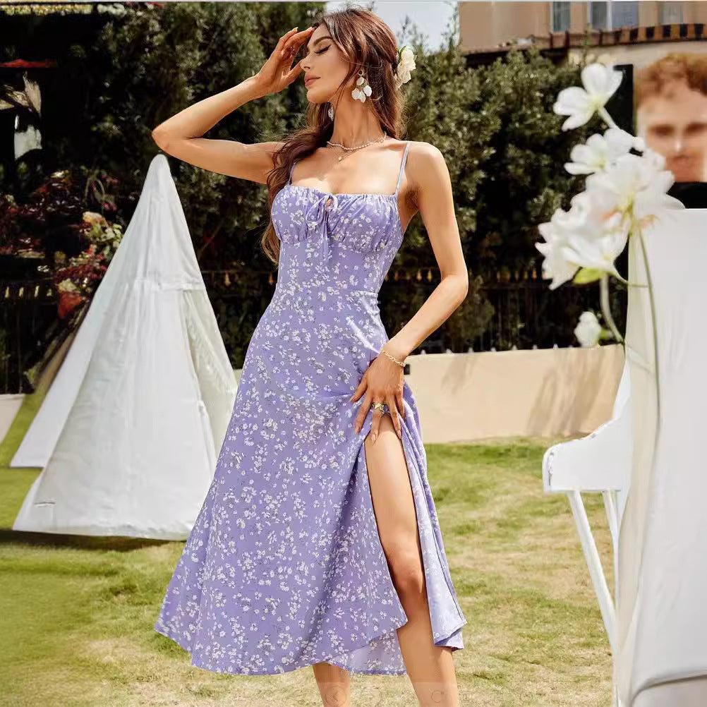 Vestido con abertura en la parte inferior y estampado floral con tirantes finos