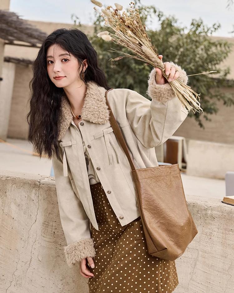 Manténgase cómodo y con estilo con la chaqueta corta de lana de cordero