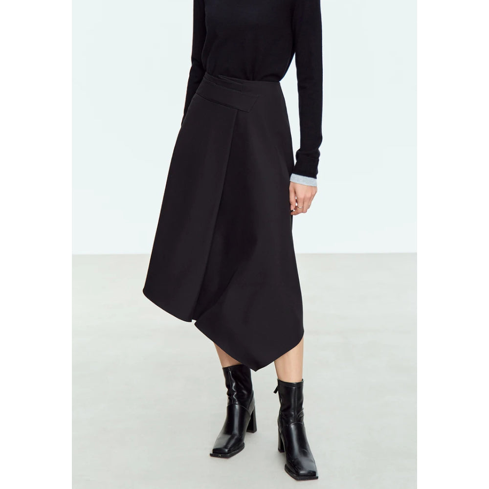 Minimalistischer asymmetrischer A-Linien-Midirock