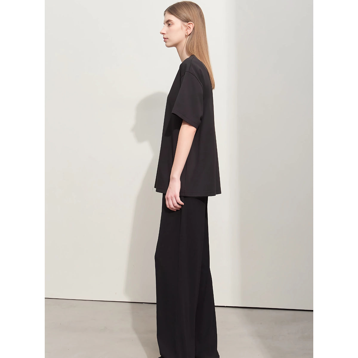 Minimalistisches Damen-T-Shirt mit Quastenstickerei