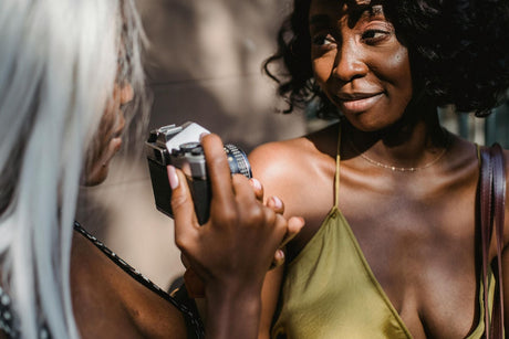 Women’s Styling Tips Using Crossbody Bags and Trendy Accessories