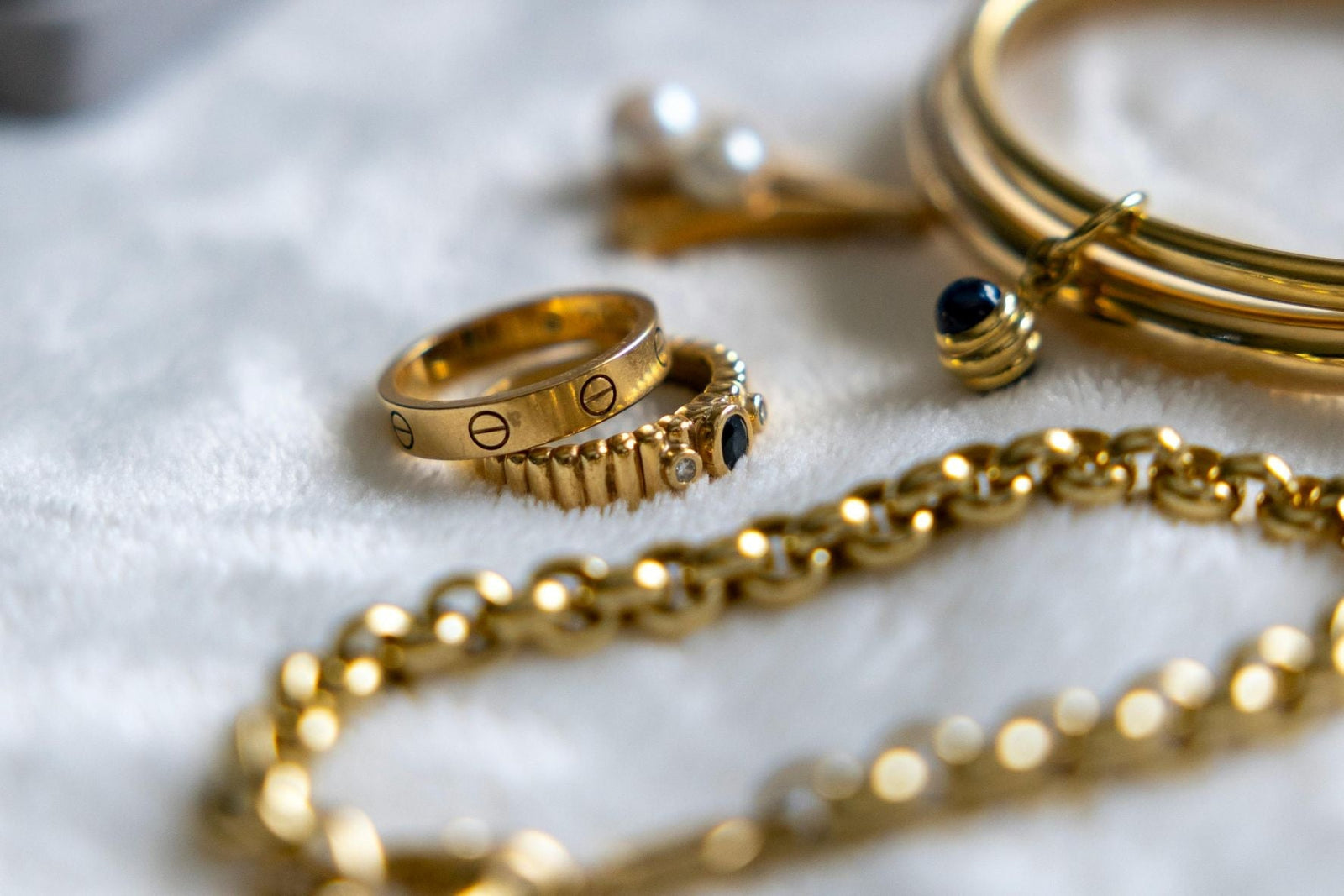 Gold-Plated vs Solid Metal Jewelry: Which One Lasts Longer in Daily Wear?