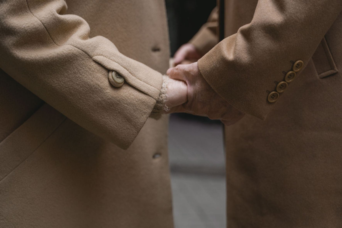 Wool vs Wool-Blend Coats: What the Fabric Composition Actually Changes