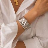 Elegante brazalete de acero inoxidable martillado en plata