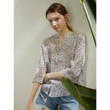 Blusa de ramio con flores de primavera