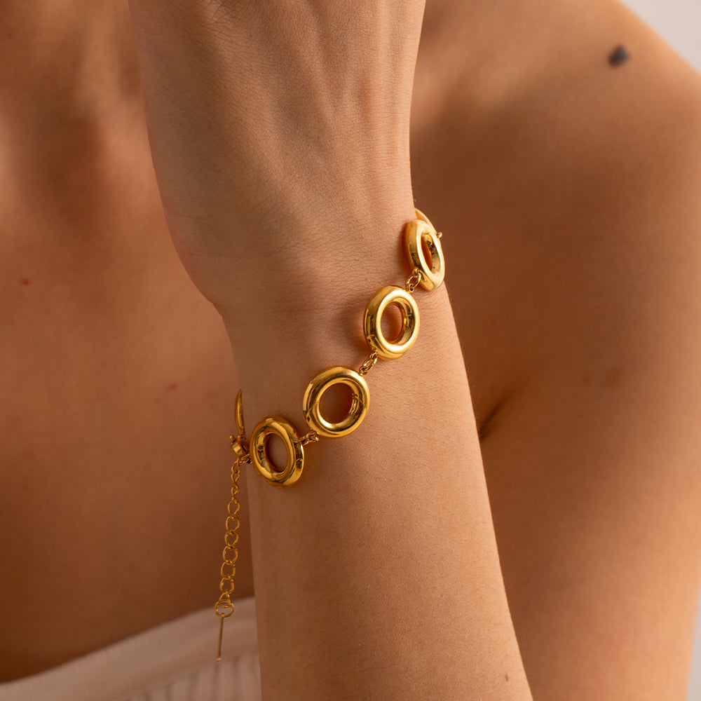 Elegante Brazalete tipo Donut de Acero Inoxidable Chapado en Oro de 18k