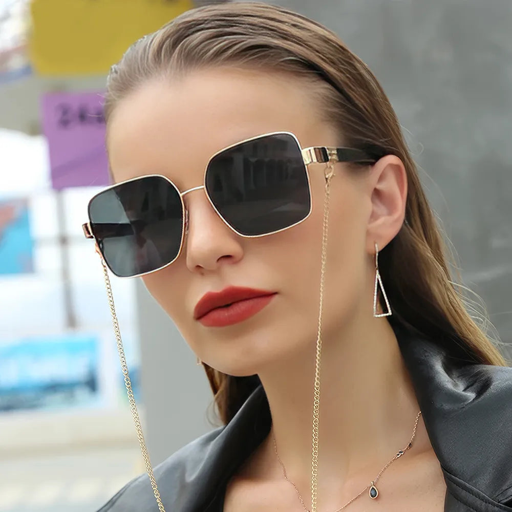 Übergroße quadratische Sonnenbrille mit Kette