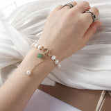 Elegante pulsera con dijes de perlas irregulares