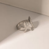 Anillo de playa bohemio ajustable de acero inoxidable con detalles de estrellas de mar y conchas