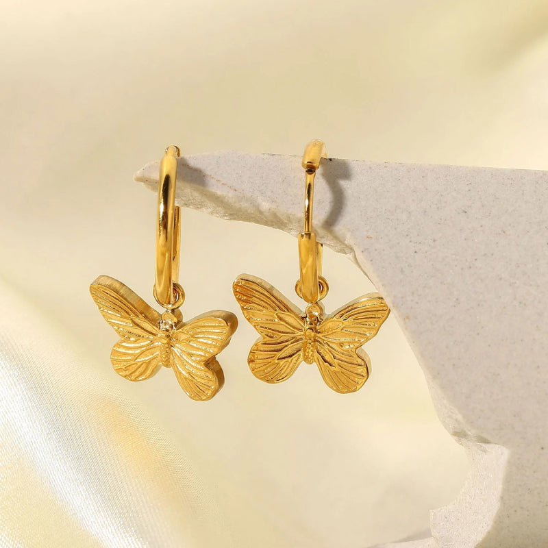 Pendientes de aro con dije de mariposa bañados en oro de 18 quilates