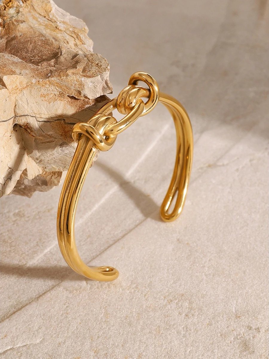 Offenes Manschettenarmband aus goldenem Edelstahl mit geometrischem Muster