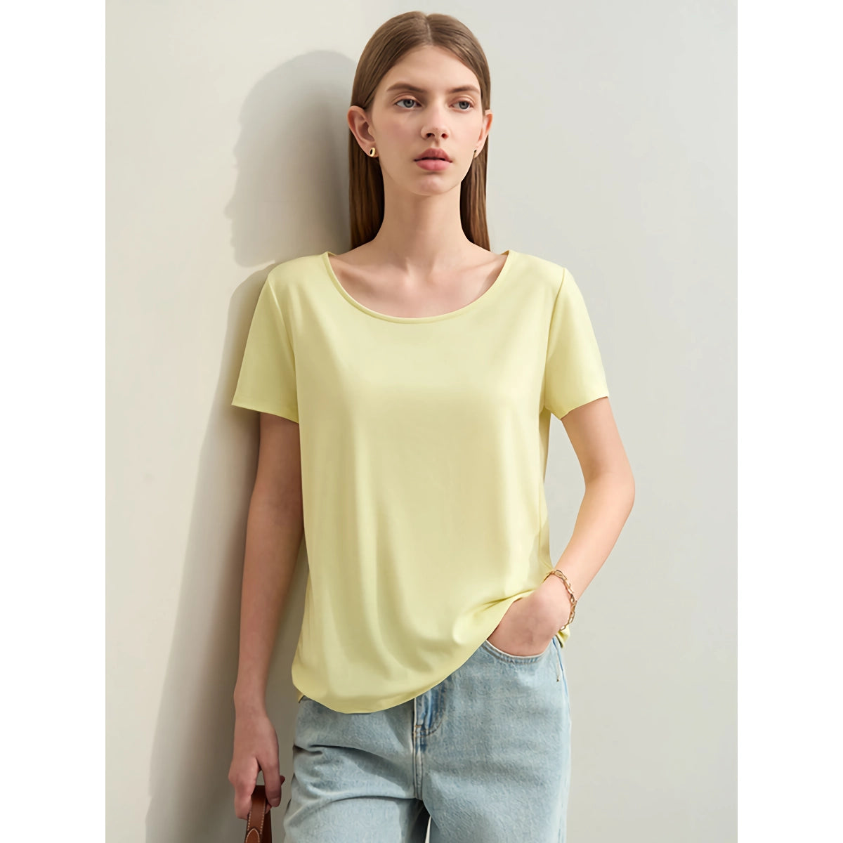 Camiseta minimalista de mujer con escote en U grande y elástica