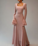 Vestido ajustado con escote cuadrado, mangas de campana y cordones
