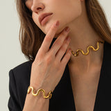 Juego de pulsera y collar ondulados de acero inoxidable chapado en oro de 18 quilates para mujer