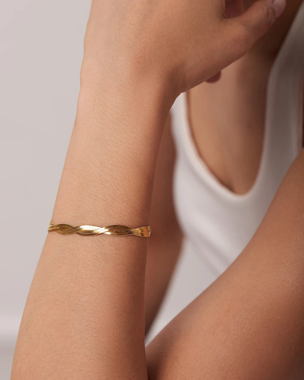 Pulsera de cadena con serpiente y cuchillas con doble cruz bañada en oro de 18 k