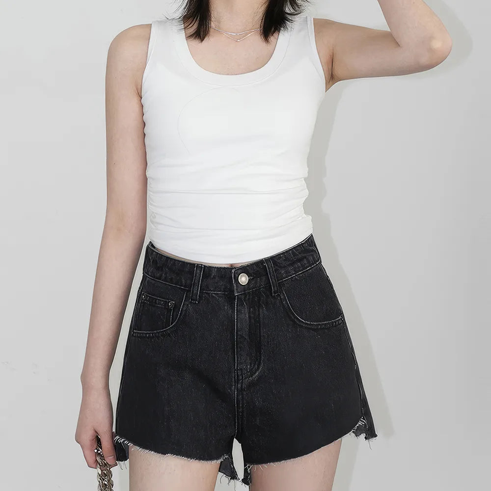 Jeansshorts mit hoher Taille und asymmetrischem Saum