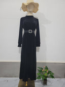 Vestido largo negro de manga larga con pliegues