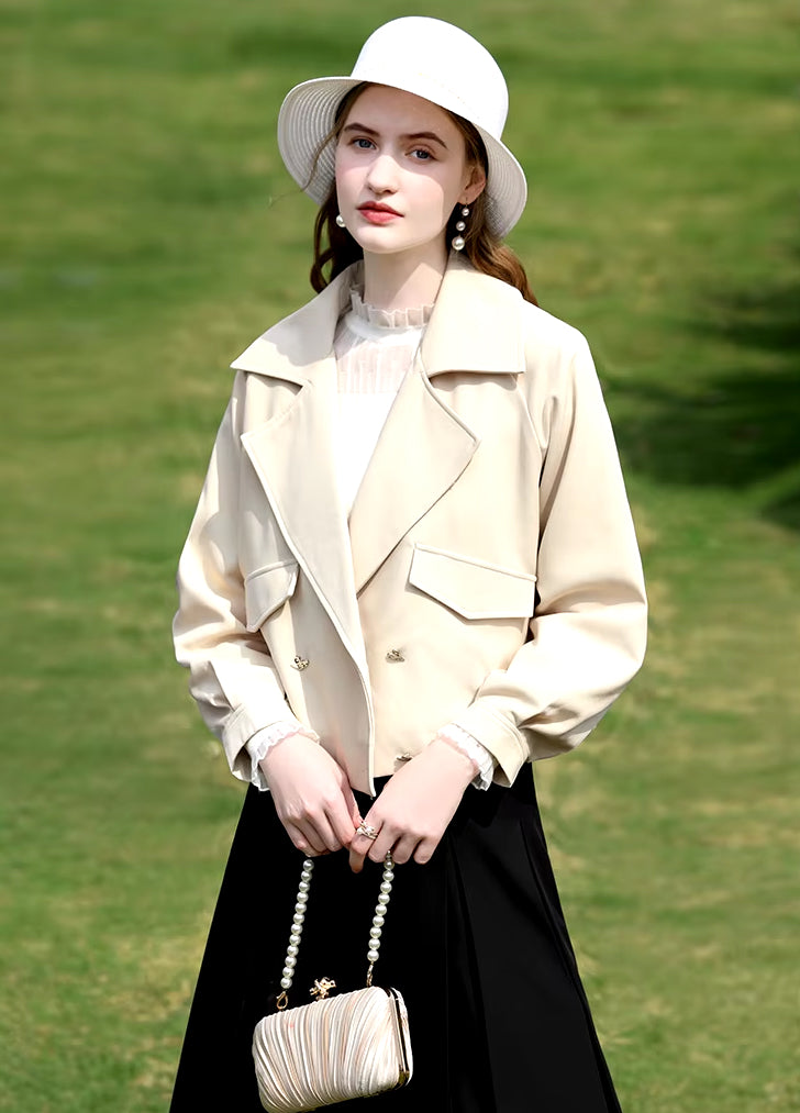 Schicker kurzer Trenchcoat im England-Stil