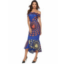Vestido azul de mujer con estampado geométrico y hombros descubiertos